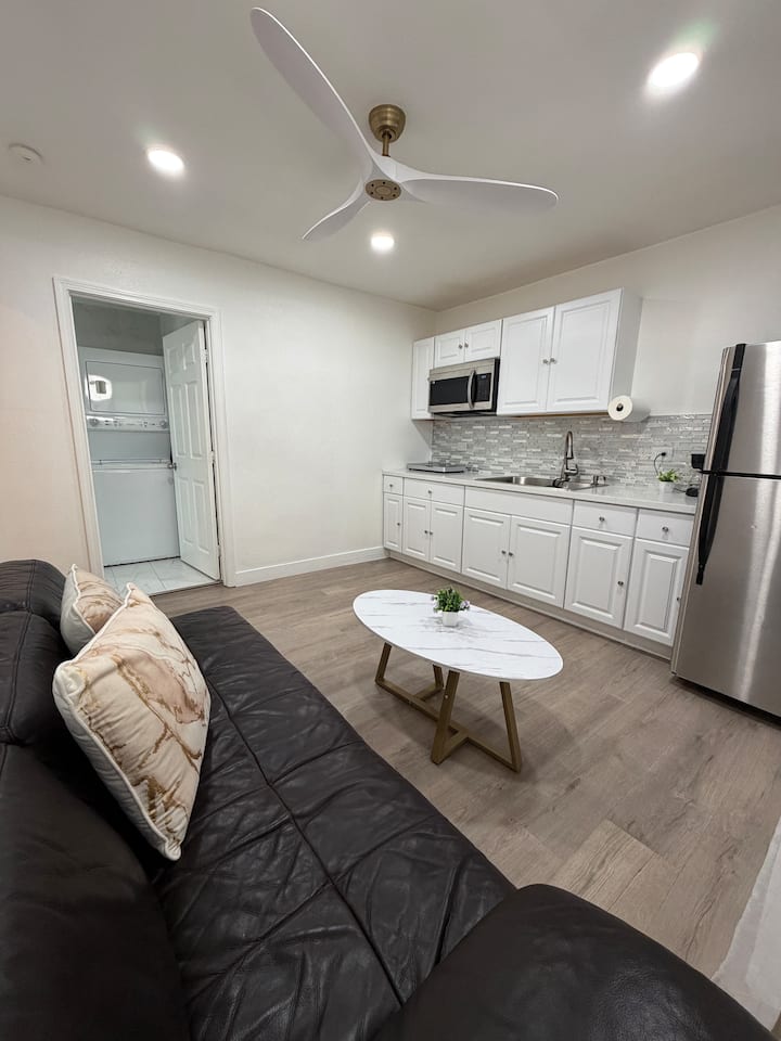 Cozy Guesthouse · 10 Min To The Strip · Parking - Las Vegas, NV