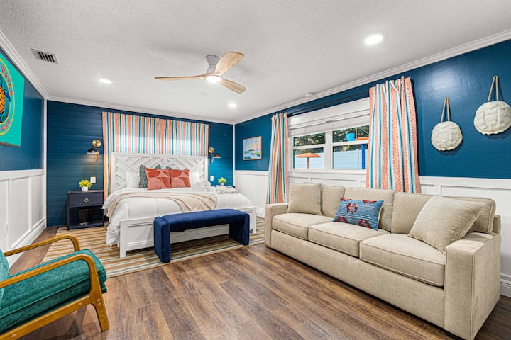 ძირითადი კომფორტის დეტალები — ხავერდოვანი თეთრეული და განწყობის გაუმჯობესებისთვის შექმნილი გარემო.