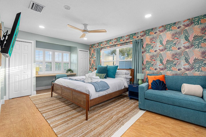 კომფორტი და ფუნქციურობა. 55‑დუიმიანი ტელევიზორი კედელზე, დასასვენებელი სივრცე და ადგილი, სადაც დღის დასრულების შემდეგ განიტვირთავთ.