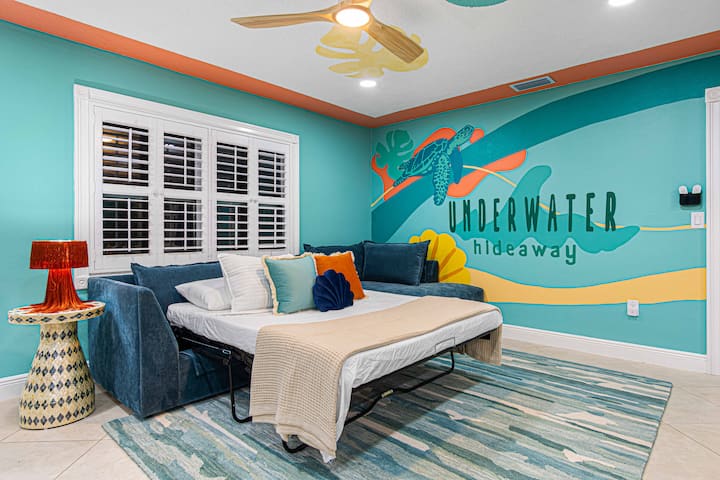 მისაღები ოთახი სრულიად სანაპიროს სტილშია მოწყობილი, ხოლო საძილე დივანი კიდევ ერთი ადამიანის განთავსების საშუალებას იძლევა.