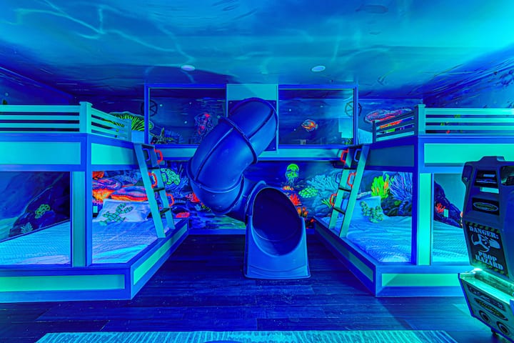 უნიკალური ორადგილიანი ოთახი ოკეანის თემაზე შესრულებული ფერკეთებით, კორალების გამოსახულებითა და სლაიდით.