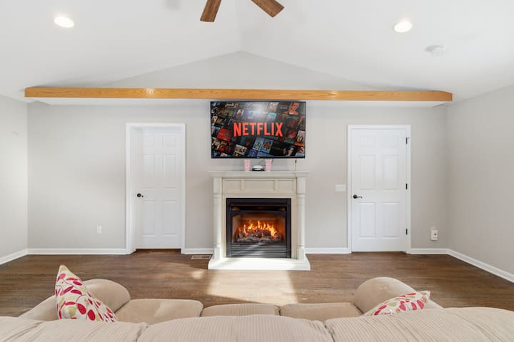 Pohovka sa dá rozložiť na posteľ v plnej veľkosti, aby ste si mohli vychutnať filmový večer v našej herni! 