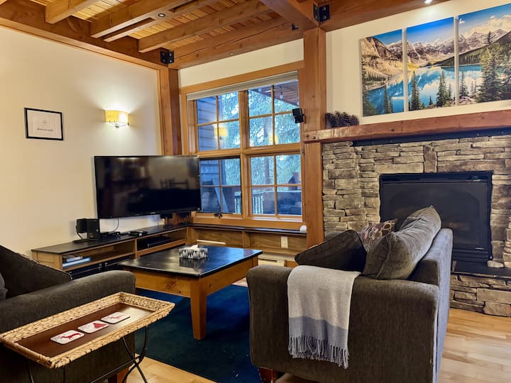 Hillside Hideaway - Ski In/out Townhouse + Hot Tub - 戈爾登