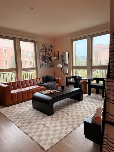 Top Airbnb: Irvine 2BR Retreat | Pool, Gym, Free Parking in Orange County