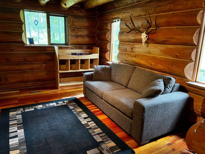 ספת מיטה ומצעים מסופקים בארון בחדר שינה פרטי נפרד בקומה הראשית עם דלת.