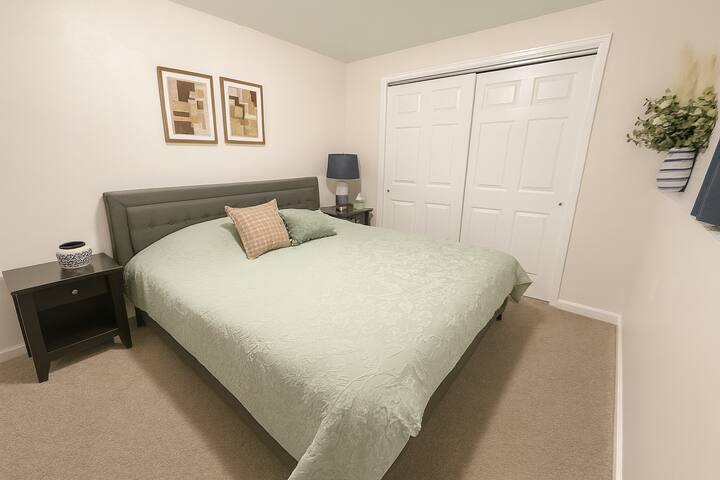 Çlodhu në një dhomë gjumi të gjerë me një krevat dopio "king", një komo, çarçafë të butë, jastëkë të butë, komodina për të karikuar pajisjet elektronike, abazhurë dhe shumë hapësirë në dollap, një vend i qetë për të pushuar dhe për t'u rimbushur me energji gjatë qëndrimit tënd.