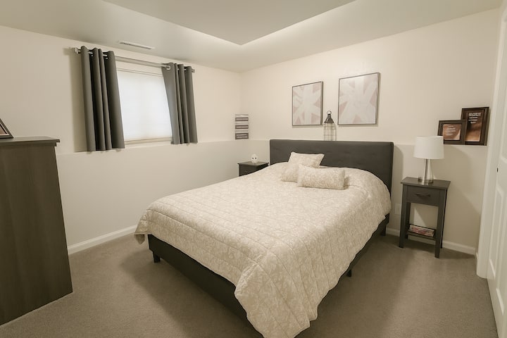 Dhomë gjumi e rehatshme me krevat dopio "queen", çarçafë të butë, jastëkë të butë, një komo për ruajtje dhe një komodinë me hapësirë për të karikuar pajisjet elektronike. Një vend i rehatshëm dhe i qetë për t'u çlodhur dhe për të pushuar gjatë qëndrimit tënd.