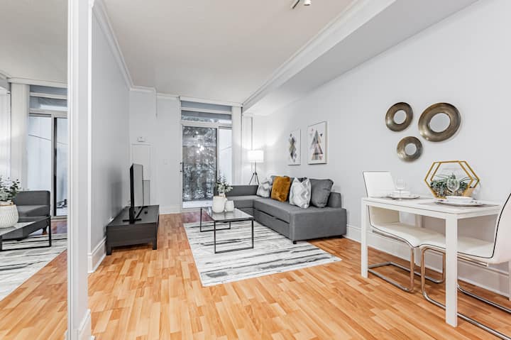 Modern 1br Condo With Parking Near Square One - Mississauga