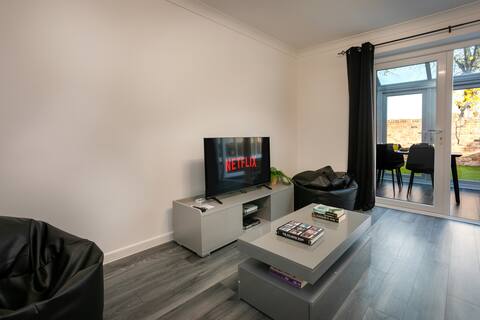 Popular Airbnb listing: Stylish 2-Bed Home in Nottingham | WiFi | in Basford