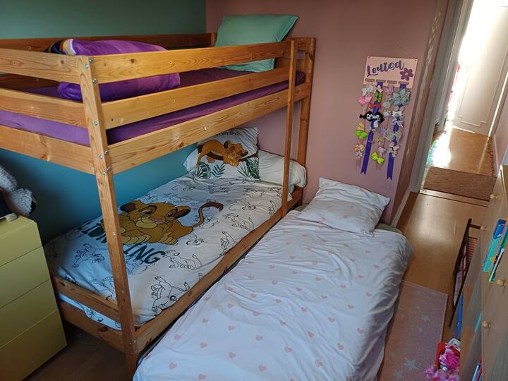 חדר שינה עם מיטת קומותיים ומיטה נוספת.
מקום אחסון. מטבח מעץ ואביזרים.
צעצועים ומשחקים שונים לילדים.