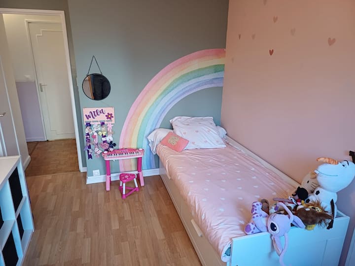 חדר שינה עם מיטה נפתחת 1 => 2 מקומות.
שטחי אחסון.
משחקים וצעצועים. ציור ובית בובות.