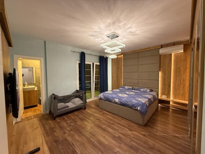 Pamja ballodhe и dhomes double, klevati bebit