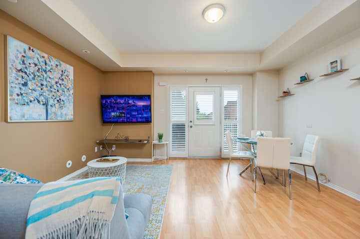 Bright & Modern 1-bedroom Townhome Retreat - Mississauga