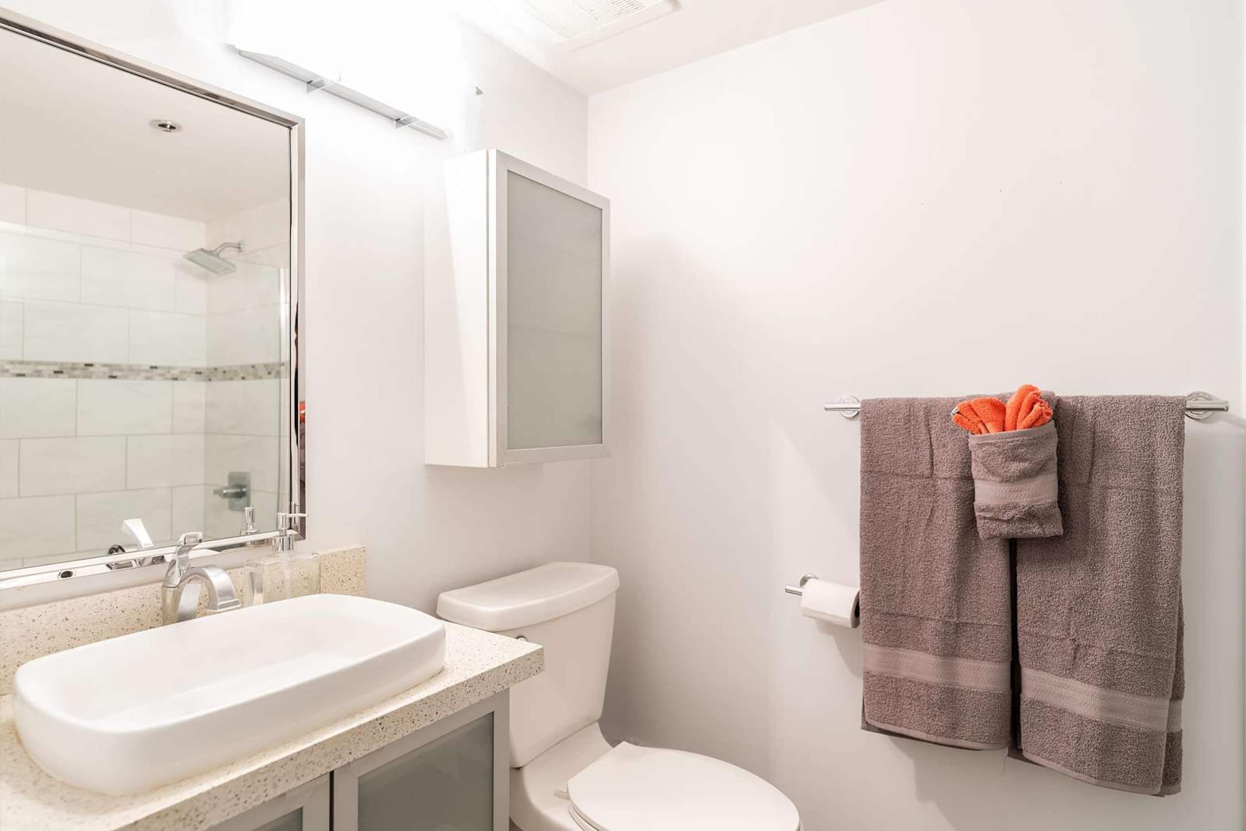 Condo in Honolulu · ★4.89 · 1 bedroom · 1 bed · 1.5 private baths - Image 23