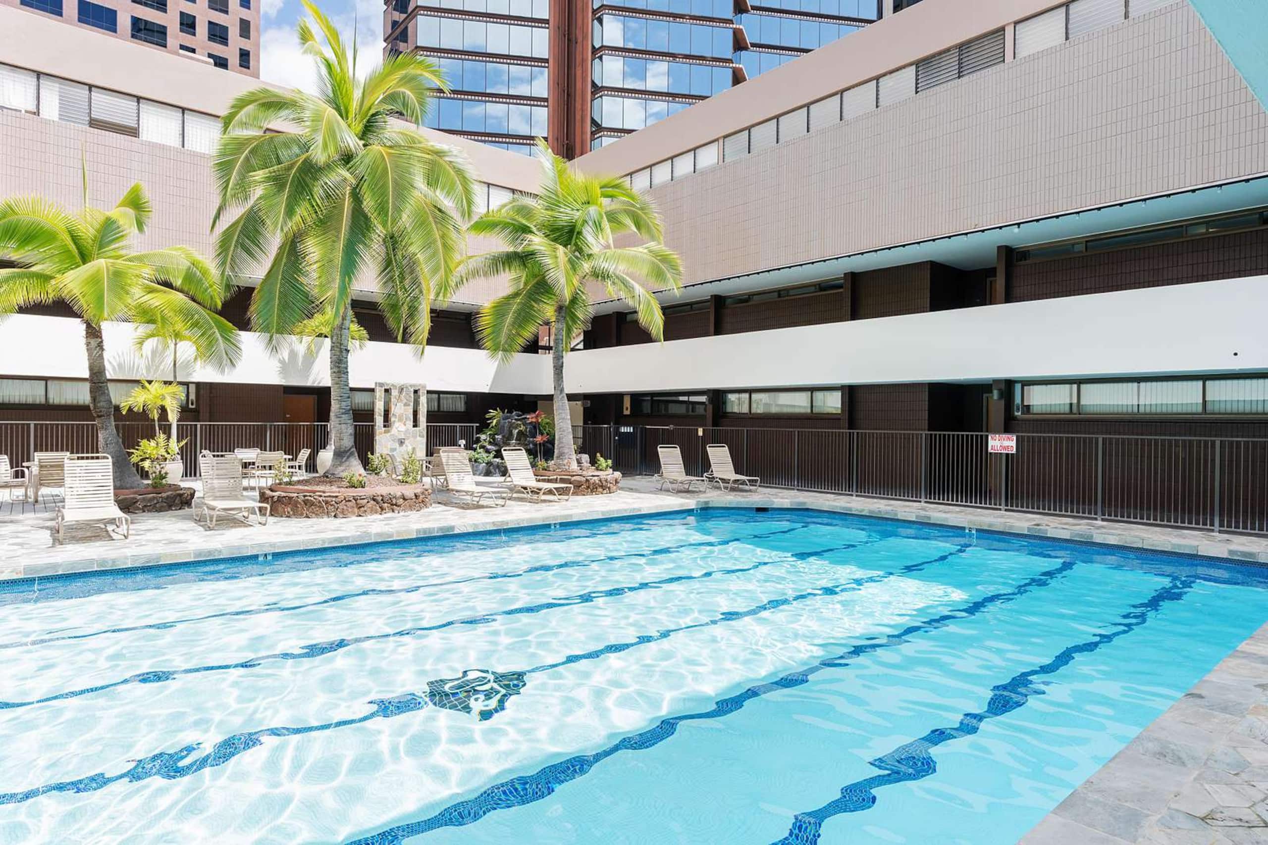 Condo in Honolulu · ★4.89 · 1 bedroom · 1 bed · 1.5 private baths - Image 4
