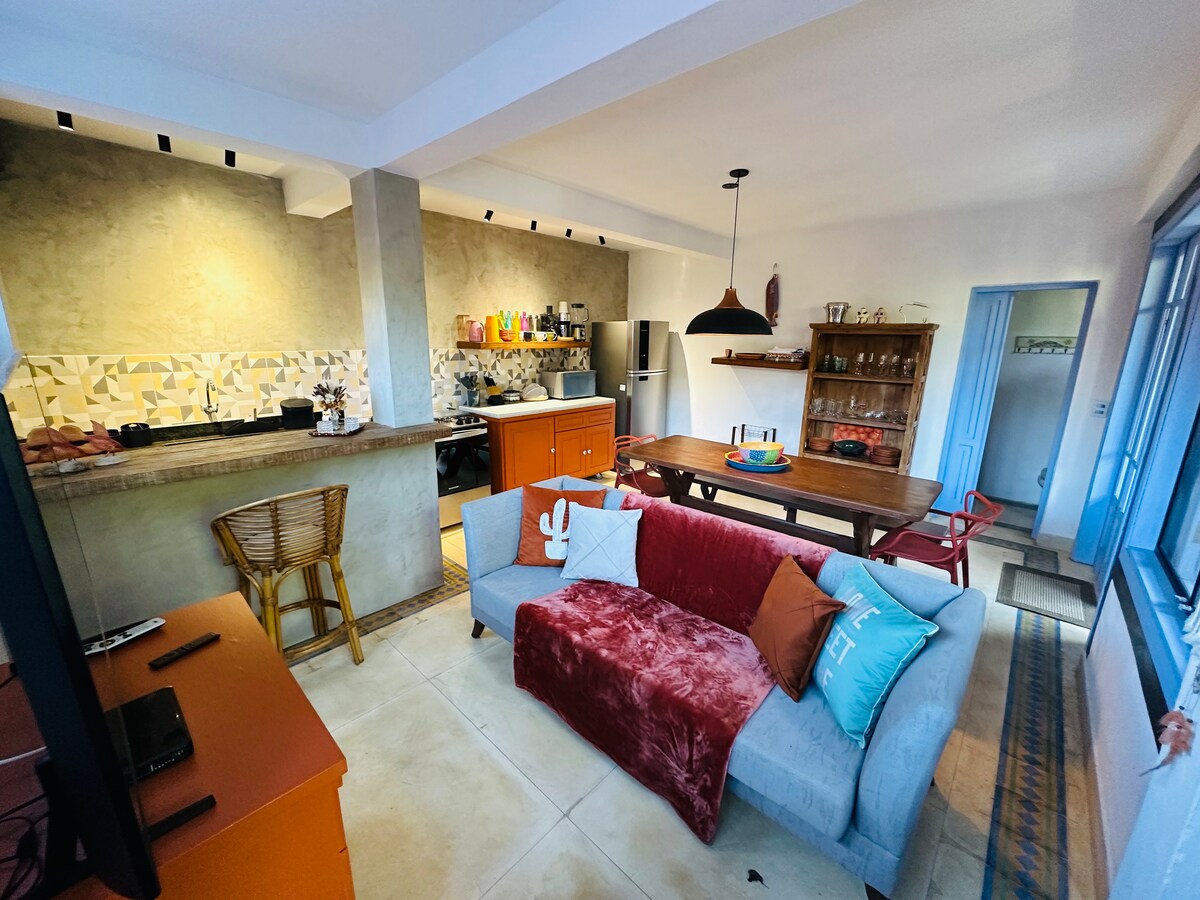 ห้องนั่งเล่นรวมกับห้องครัวและโต๊ะรับประทานอาหาร