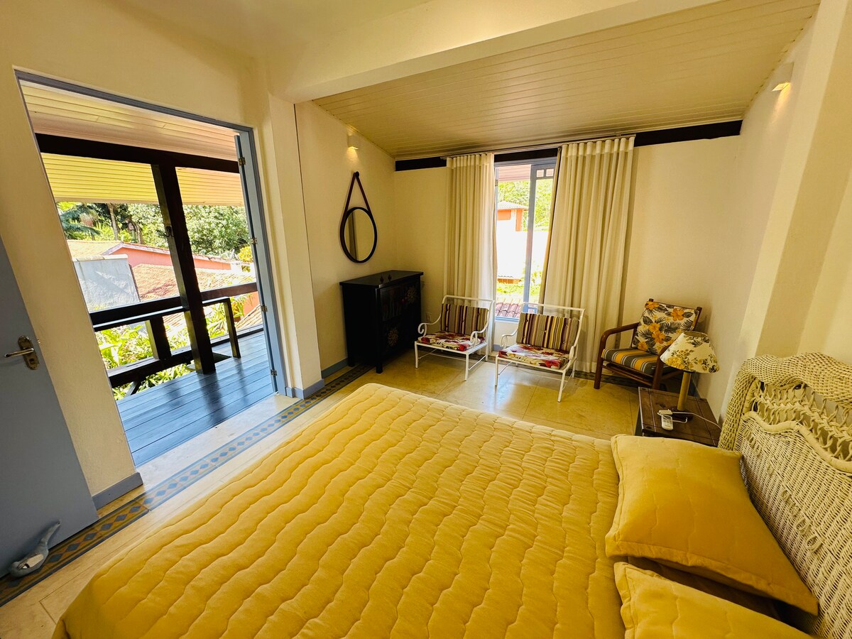 ห้อง 02 (ชั้นบน): เตียงคู่ที่มองเห็นป่าอตแลนติก