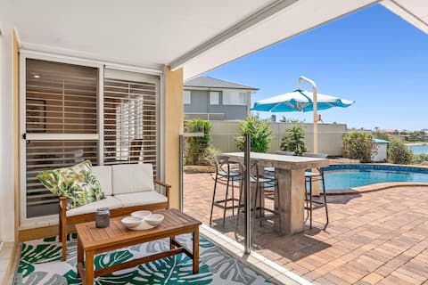 Waterfront entertainer with private beach