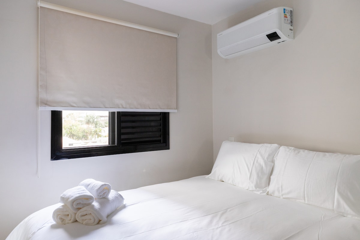 Chumba chenye starehe na kiyoyozi, chenye nguo nzuri za harusi ili kutoa mapumziko ya usiku tulivu.