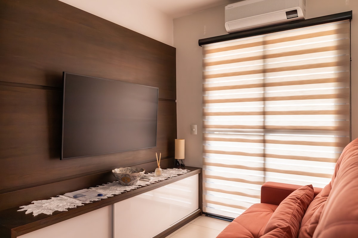 Sebule yenye starehe, iliyo na kiyoyozi na Smart TV, inayotoa starehe na utendaji kwa nyakati zako za kupumzika.