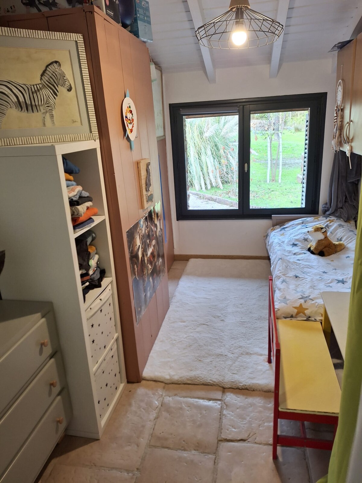 Habitación infantil con una cama pequeña (para niños de 6/7 años como máximo)
Nota: es importante saber que la lavadora también está en esta habitación