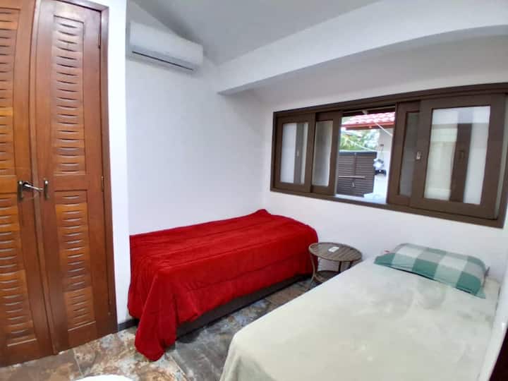 单层套房，配备两张单人床、衣柜、带淋浴的卫生间和空调。