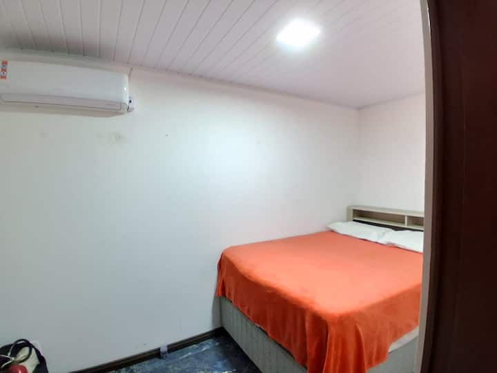 一楼配有双人床和空调