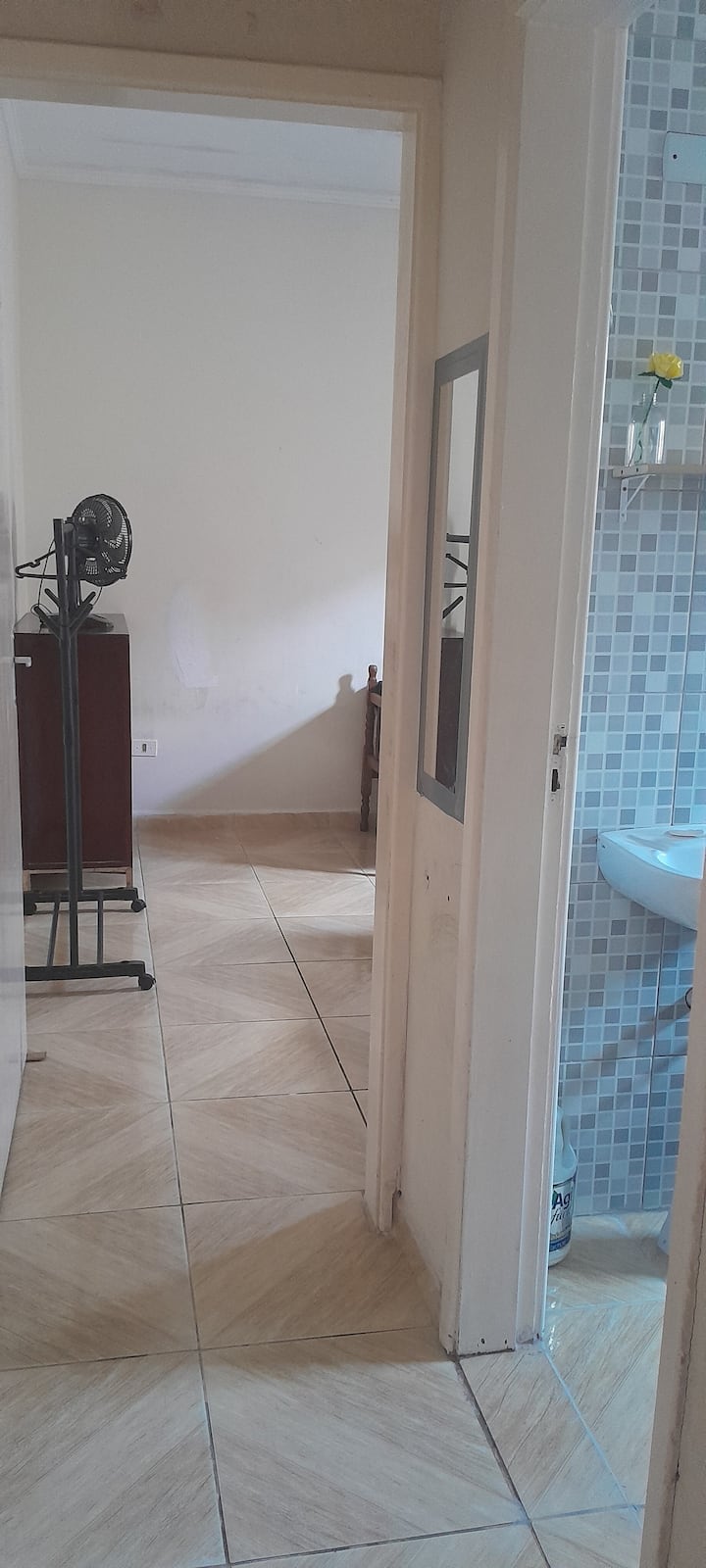Dormitorio con baño cercano