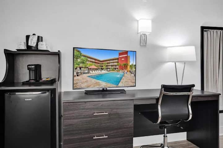 Vacation Is Calling! Gym, Pool And Breakfast! - Dania Beach, FL