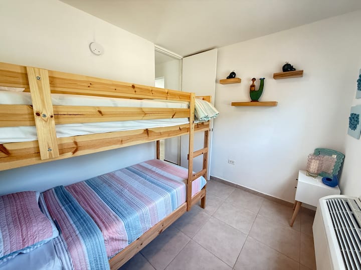 საძინებელი ორსართულიანი საწოლებით ბავშვებისთვის საინტერესოა