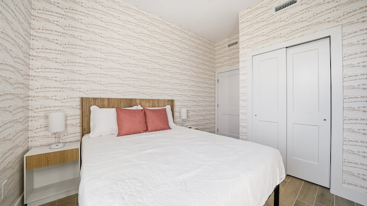 Опуштете се во мирна соба со брачен кревет (широк 150 – 179 см).