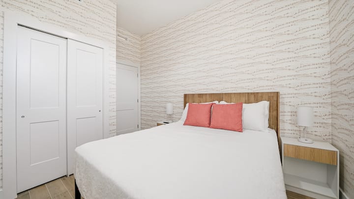 Спијте мирно на овој удобен брачен кревет (широк 150 – 179 см).