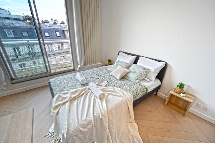 غرفة نوم أولى بسرير مزدوج وحمام (حوض استحمام ومغسلة ومرحاض) ومكتب.
تشمل المناشف وملاءات الأسرّة.