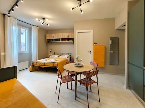 Top performing Airbnb: Drops & Dots Studio in the key area of Milan in Milano