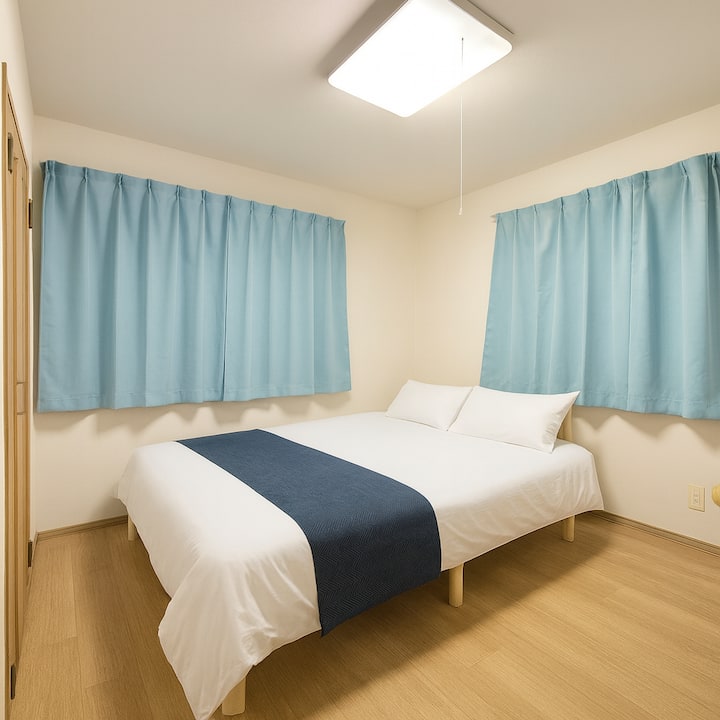 清潔で落ち着いた寝室です。ゆったり眠れるクイーンベッドを備えており、旅の疲れをしっかり癒せます。静かで快適な睡眠環境です。
Čistá a upokojujúca spálňa s priestrannou manželskou posteľou Queen, ktorá ponúka pokojný a pohodlný spánok.