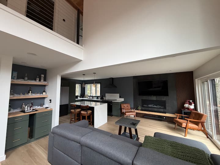 Modern White Mountain Escape & Owls Nest W Hot Tub - Campton, NH
