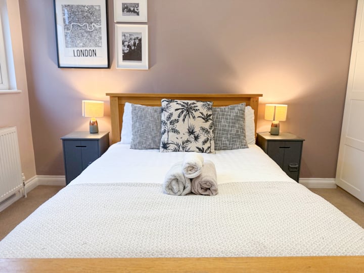 Settle into Bedroom 1 with a comfy double bed - an inviting space to rest after exploring St John’s Wood, Maida Vale, Brondesbury, Queen’s Park, Kilburn and West Hampstead, or visiting Abbey Road Studios, Lord’s Cricket Ground and London Zoo