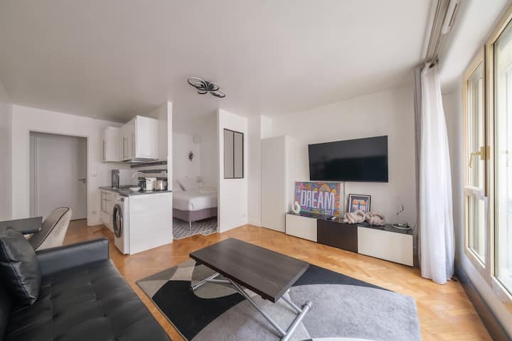 Nid Douillet Dans Quartier Branché – Bastille - Paris