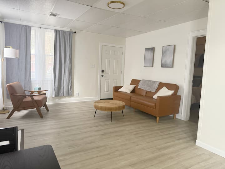 Redbrick Suites A | King 1br\1ba Apt Near Ue - Evansville, IN