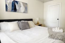 Redbrick Suites A | KING 1BR\1BA Apt near UE