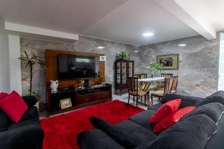 أريكة واسعة ومريحة للاستمتاع بيوم من الأفلام وطاولة كبيرة تتسع لـ 6 مقاعد.