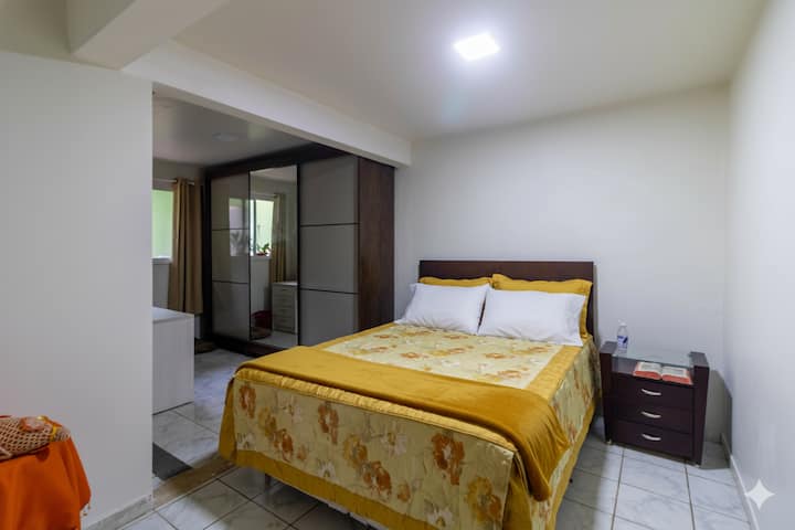 غرفة النوم 1: غرفة نوم مريحة بسرير مزدوج مريح.