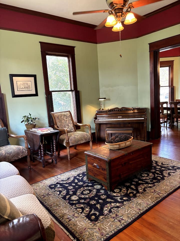 Crockett Room - Hardeman House Bed And Breakfast - Nacogdoches, TX