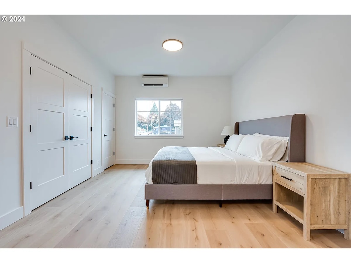 Zobuďte sa svieži v tomto svetlom apartmáne! Kompletne s luxusnou posteľou King a ľahkým prístupom do vlastnej kúpeľne.