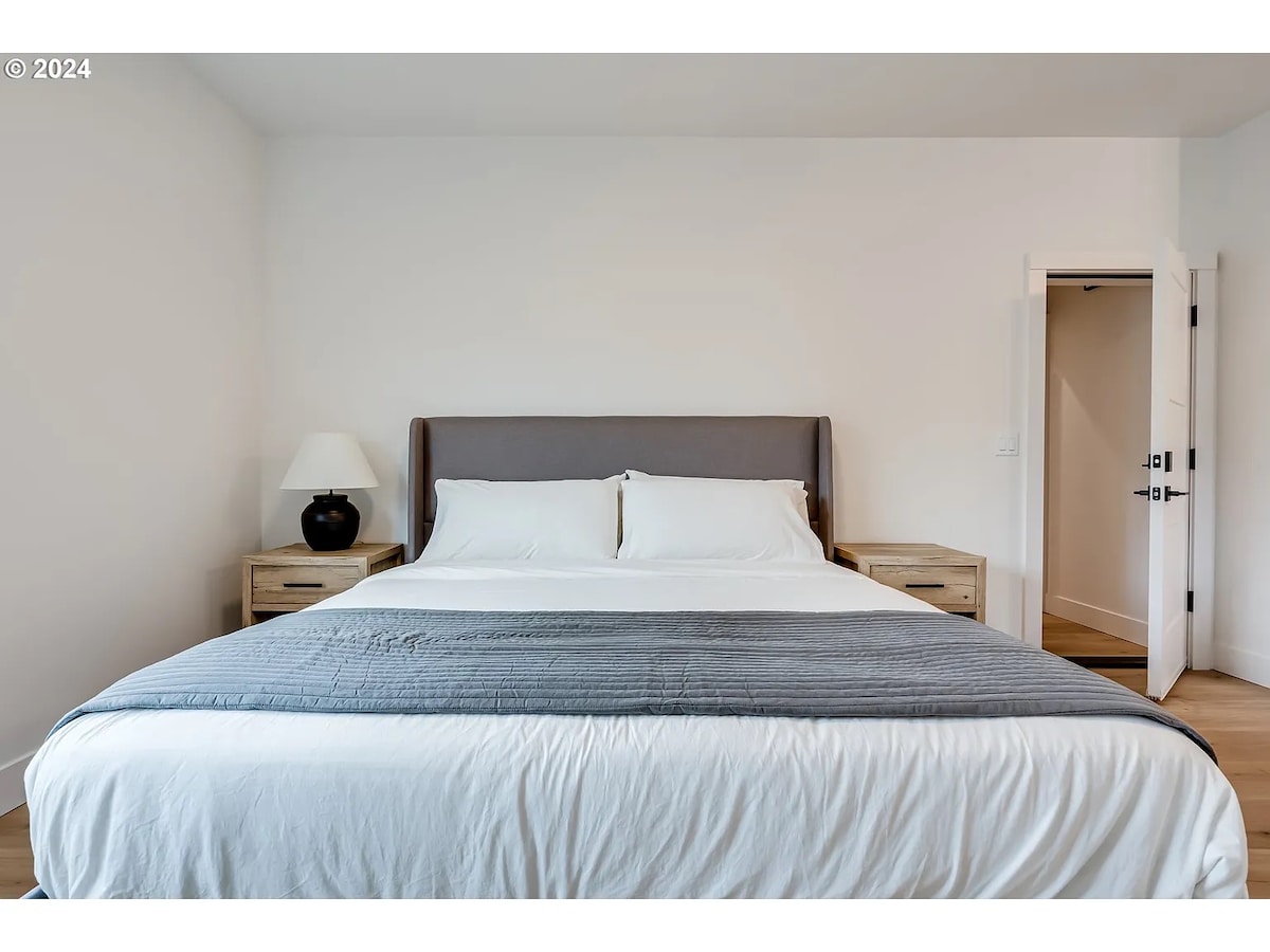 Zobuďte sa v tejto svetlej a priestrannej spálni s manželskou posteľou veľkosti King, ktorá ponúka pohodlie a komfort.