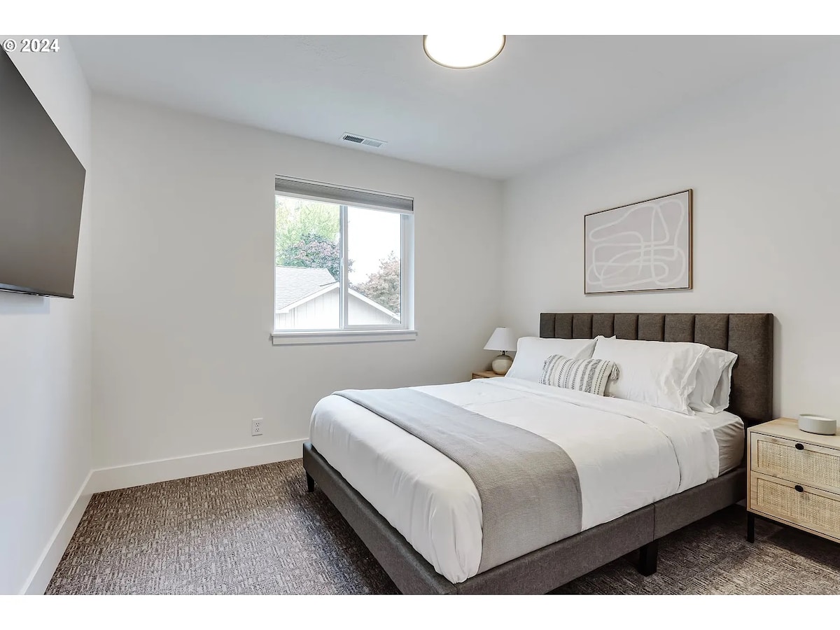 Čakajú vás sladké sny! Táto pohodlná manželská posteľ je dokonale ustlaná sviežou posteľnou bielizňou a premyslenými detailmi, ako sú mäkké lampy na jednoduché čítanie a praktické úložné priestory. Televízor v spálni umožňuje sledovanie programov z postele. 