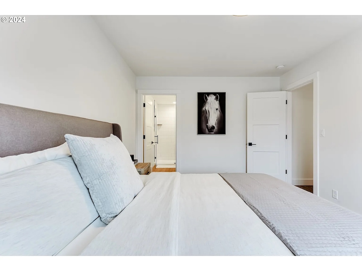 Zobuďte sa svieži v tomto svetlom apartmáne! Kompletne s luxusnou posteľou King a ľahkým prístupom do vlastnej kúpeľne.