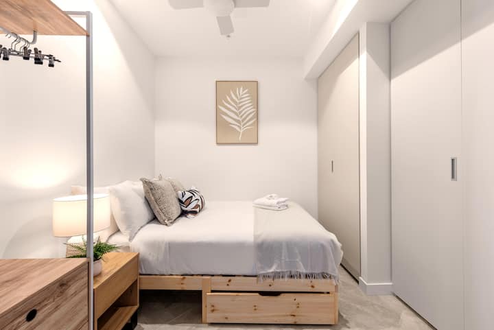 Avec des draps de qualité et un matelas moelleux, il offrira une belle oasis de détente pour vous reposer.