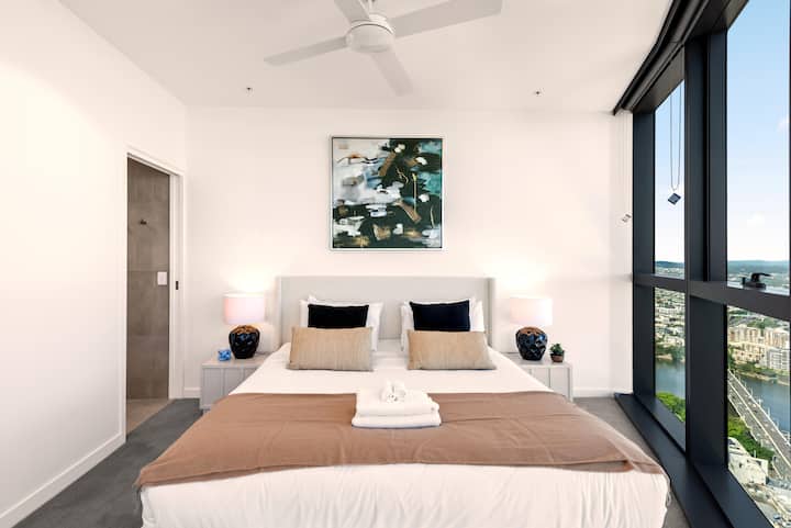 Dormez comme un membre de la famille royale sur le lit king size.