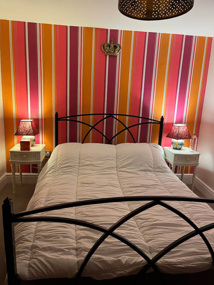 Kitanda cha ukubwa wa kifalme. 